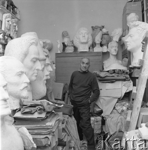 Grudzień 1976, Warszawa, Polska.
Rzeźbiarz Alfons Karny w swojej pracowni - portret.
Fot. Romuald Broniarek/KARTA