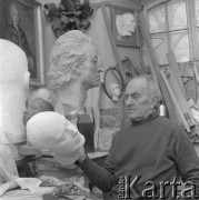 Grudzień 1976, Warszawa, Polska.
Rzeźbiarz Alfons Karny w swojej pracowni - portret.
Fot. Romuald Broniarek/KARTA