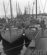 Lipiec 1959, Jastarnia, Polska.
Wypoczynek nad Bałtykiem - kutry rybackie w porcie.
Fot. Romuald Broniarek/KARTA