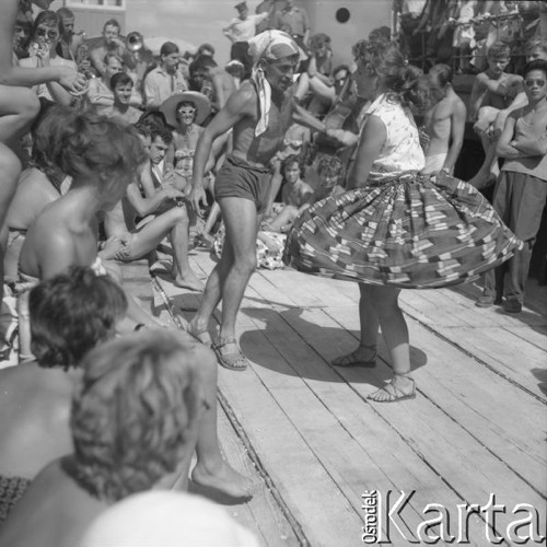 Sierpień 1959, Sandomierz, Polska. 
Międzynarodowy Obóz Studencki, studenci na statku obserwują tańczącą parę.
Fot. Romuald Broniarek/KARTA