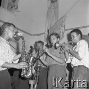 Sierpień 1959, Sandomierz, Polska. 
Międzynarodowy Obóz Studencki, zespół muzyczny grający podczas zabawy tanecznej.
Fot. Romuald Broniarek/KARTA