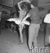 Lipiec 1959, Sandomierz, Polska. 
Międzynarodowy Obóz Studencki, zabawa taneczna, para podczas tańca.
Fot. Romuald Broniarek/KARTA