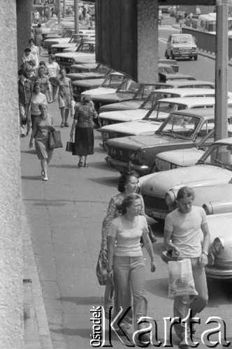 maj 77 Maj 1977, Warszawa, Polska.
Fragment miasta, samochody parkujące na chodniku.
Fot. Romuald Broniarek/KARTA