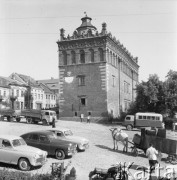 Sierpień 1959, Sandomierz, Polska.
Samochody na Rynku przed Ratuszem.
Fot. Romuald Broniarek/KARTA