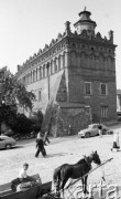 Sierpień 1959, Sandomierz, Polska.
Budynek Ratusza, na pierwszym planie konny wóz.
Fot. Romuald Broniarek/KARTA