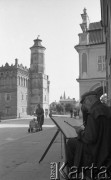 Sierpień 1959, Sandomierz, Polska.
Fragment Rynku, na pierwszym planie malarz przy sztalugach, w tle z lewej budynek Ratusza.
Fot. Romuald Broniarek/KARTA