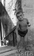 Sierpień 1959, Sandomierz, Polska.
Chłopiec jedzący jabłko na ulicy.
Fot. Romuald Broniarek/KARTA