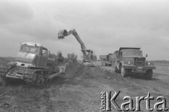 Maj 1977, Polska.
Spychacz, koparka i samochody ciężarowe na budowie szerokotorowej Magistrali Hutniczo-Siarkowej.
Fot. Romuald Broniarek/KARTA