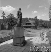 Lipiec 1977, Poronin, Polska.
Pomnik Włodzimierza Lenina, na tle budynku muzeum.
Fot. Romuald Broniarek/KARTA