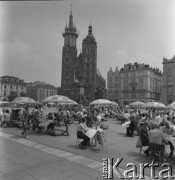 Lipiec 1977, Kraków, Polska.
Kawiarniane stoliki na krakowskim Rynku, w tle bazylika Mariacka.
Fot. Romuald Broniarek/KARTA
