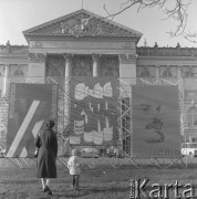 Wrzesień 1977, Warszawa, Polska.
Kobieta z dzieckiem przed budynkiem Zachęty obok plakatów reklamujących wystawę pt. 