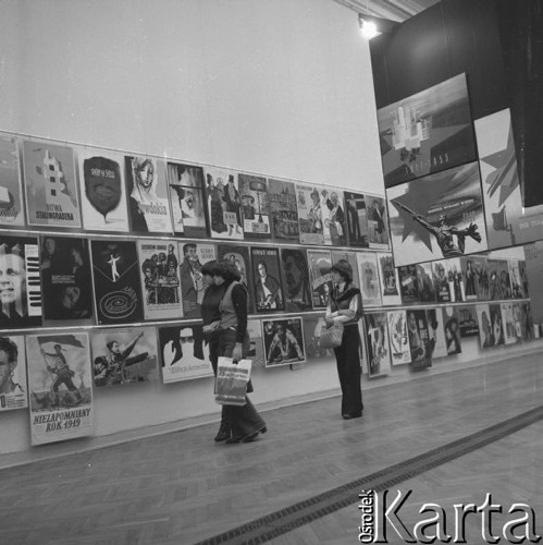 Wrzesień 1977, Warszawa, Polska.
Galeria Zachęta - młodzież na wystawie plakatów pt. 