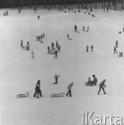 Luty 1978, Karpacz, Polska.
Ferie zimowe, dzieci zjeżdżające z góry na sankach.
Fot. Romuald Broniarek/KARTA