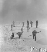 Luty 1978, Karpacz, Polska.
Ferie zimowe, grupa narciarzy na stoku.
Fot. Romuald Broniarek/KARTA