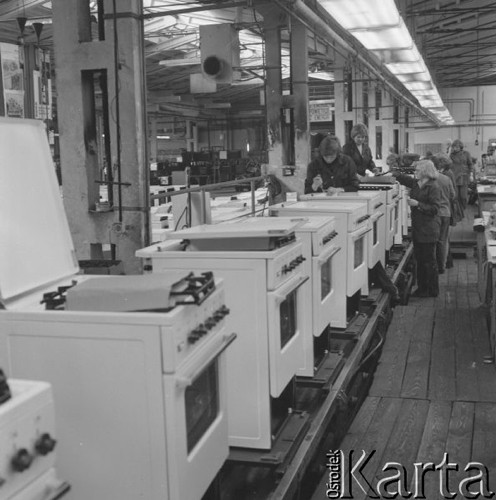Marzec 1978, Wronki, Polska.
Fabryka WROMET produkująca kuchenki gazowe, robotnicy w hali produkcyjnej.
Fot. Romuald Broniarek/KARTA