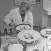 Kwiecień 1978, Chodzież, Polska.
Zakłady Porcelany i Porcelitu, mężczyzna w fartuchu maluje brzeg talerza z wizerunkiem Włodzimierza Lenina.
Fot. Romuald Broniarek/KARTA