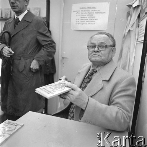 Maj 1978, Warszawa, Polska.
Targi książki - poeta, prozaik i tłumacz Stanisław Ryszard Dobrowolski podpisuje tomik poezji 