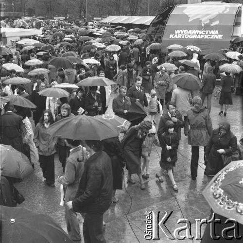 Maj 1978, Warszawa, Polska.
Kiermasz książki przed Pałacem Kultury i Nauki, tłum ludzi z parasolami przy stoiskach z książkami.
Fot. Romuald Broniarek/KARTA