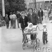 Lipiec 1978, Olsztyn, Polska.
Rodzina z dwójką małych dzieci, jedno siedzi w wózku. 
Fot. Romuald Broniarek/KARTA