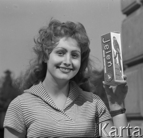 Sierpień 1959, Warszawa, Polska.
Fotografia reklamowa - modelka z mydłem 