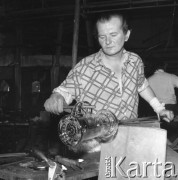 Wrzesień 1978, Krosno, Polska. 
Pracownik Krośnieńskich Hut Szkła, hala produkcyjna.
Fot. Romuald Broniarek/KARTA 
