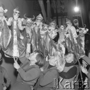 Październik 1978, Warszawa, Polska. 
Aktorzy z marionetkami w teatrze lalek. 
Fot. Romuald Broniarek/KARTA
