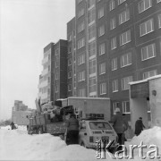 Styczeń 1978, Polska. 
Przeprowadzka zimą, samochód z rzeczami przed blokiem.
Fot. Romuald Broniarek/KARTA

