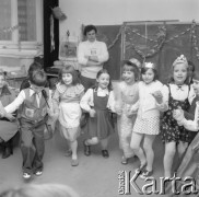 Luty 1979, Warszawa, Polska.
Zabawa w szkole na Jelonkach, tańczące dzieci.
Fot. Marek Broniarek/KARTA
