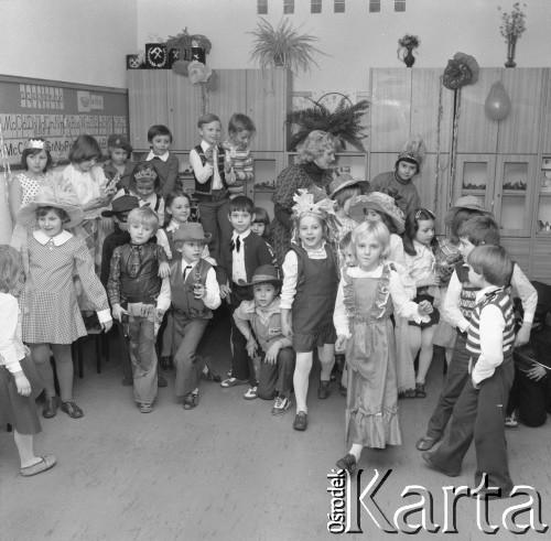 Luty 1979, Warszawa, Polska. 
Zabawa w szkole na Jelonkach, grupa dzieci w przebraniach.
Fot. Marek Broniarek/KARTA