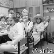 Luty 1979, Warszawa, Polska. 
Zabawa w szkole na Jelonkach. Dziewczynki siedzące przy stołach.
Fot. Marek Broniarek/KARTA