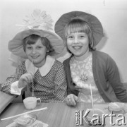 Luty 1979, Warszawa, Polska. 
Zabawa w szkole na Jelonkach. Dziewczynki w kapeluszach siedzące przy stole.
Fot. Marek Broniarek/KARTA
