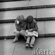 Maj 1980, Warszawa, Polska.
Kiermasz książki, dwaj chłopcy czytający komiks.
Fot. Romuald Broniarek/KARTA