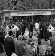 Maj 1980, Warszawa, Polska.
Kiermasz książki, stoisko z literaturą radziecką.
Fot. Romuald Broniarek/KARTA
