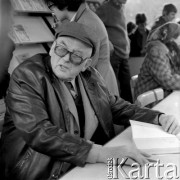 Maj 1980, Warszawa, Polska.
Kiermasz książki - pisarz i publicysta Jerzy Putrament podpisujący swoje książki.
Fot. Romuald Broniarek/KARTA