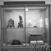 1959, Warszawa, Polska. 
Wystawa sztuki chińskiej w Muzeum Narodowym, gablota z rzeźbami, nad nią informacja: 