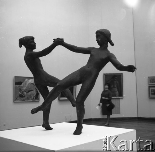 1959, Warszawa, Polska.
Wystawa sztuki węgierskiej w Muzeum Narodowym - rzeźba przedstawiająca tancerki.
Fot. Romuald Broniarek/KARTA