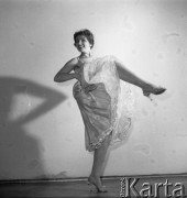 Grudzień 1959, Warszawa, Polska.
Barbara Bargiełowska, aktorka Teatru Syrena - sesja fotograficzna na noworoczną okładkę tygodnika 