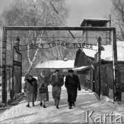 Styczeń 1960, Oświęcim, Polska.
VI Krajowy Zjazd TPPR, radziecka delegacja zwiedza obóz koncentracyjny Auschwitz-Birkenau - delegaci przechodzą przez bramę z napisem 
