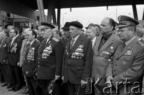 Maj 1985, Terespol, Polska.
Powitanie radzieckich weteranów II wojny światowej, kombatanci w mundurach z przypiętymi medalami.
Fot. Romuald Broniarek/KARTA