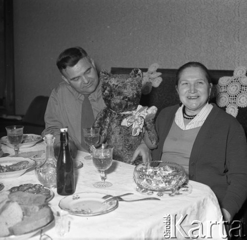 Luty 1960, Legnica, Polska.
Armia Radziecka w Polsce - oficer z legnickiego garnizonu siedzi przy zastawionym stole z żoną i pluszowym miśkiem.
Fot. Romuald Broniarek/KARTA