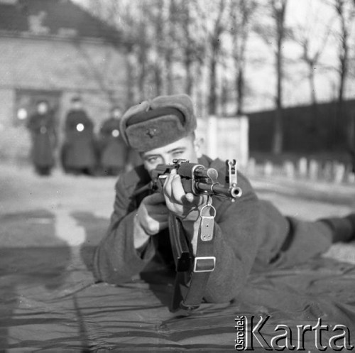 Luty 1960, Legnica, Polska.
Armia Radziecka w Polsce - żołnierz podczas ćwiczeń na strzelnicy.
Fot. Romuald Broniarek/KARTA