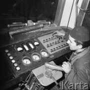 Luty 1960, Wrocław, Polska.
Państwowa Fabryka Wagonów „Pafawag” - robotnik w kabinie sterowniczej elektrowozu.
Fot. Romuald Broniarek/KARTA