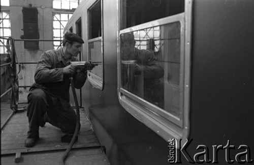 Luty 1960, Wrocław, Polska.
Państwowa Fabryka Wagonów „Pafawag” - robotnik dokręca okna w wagonie kolejowym.
Fot. Romuald Broniarek/KARTA