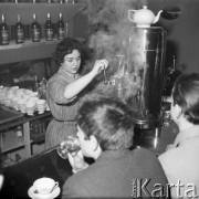 Luty 1960, Łódź, Polska.
Klub studencki - barmanka obsługuje ekspres do kawy, przy barze siedzą dwaj mężczyźni.
Fot. Romuald Broniarek/KARTA