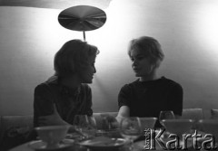 Luty 1960, Łódź, Polska.
Klub studencki - dwie dziewczyny siedzą przy stole, na którym stoją filiżanki i kieliszki.
Fot. Romuald Broniarek/KARTA
