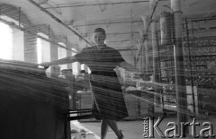 Luty 1960, Łódź, Polska.
Pracownica Zakładów Przemysłu Bawełnianego w hali produkcyjnej.
Fot. Romuald Broniarek/KARTA