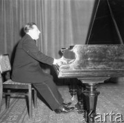 Luty 1960, Warszawa, Polska.
Występ niewidomego pianisty Edwina Kowalika.
Fot. Romuald Broniarek/KARTA