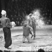 Luty 1960, Warszawa, Polska.
Występy cyrku 