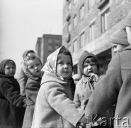 Marzec 1960, Kraków Nowa Huta, Polska.
Grupa przedszkolaków na spacerze.
Fot. Romuald Broniarek/KARTA