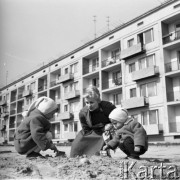 Marzec 1960, Kraków Nowa Huta, Polska.
Kobieta bawi się z dwójką dzieci w piaskownicy.
Fot. Romuald Broniarek/KARTA